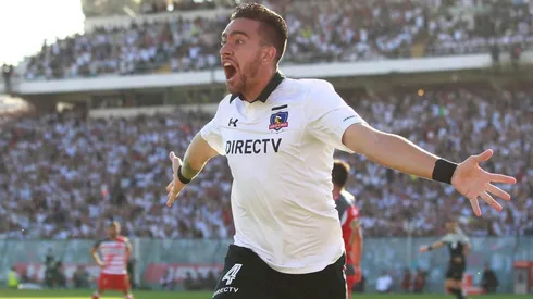 Matías Zaldivia anotando frente a Curicó en el Estadio Monumental.