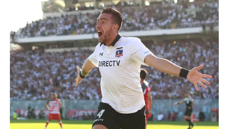 Matías Zaldivia anotando frente a Curicó en el Estadio Monumental.