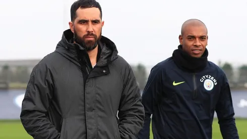 Claudio Bravo junto a Fernandinho