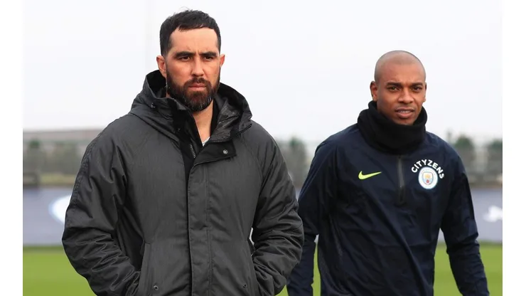 Claudio Bravo junto a Fernandinho