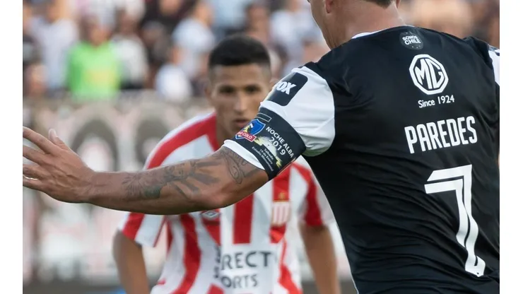 La jineta lleva los escudos de Colo Colo y Estudiantes de La Plata