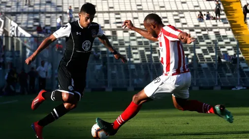 Pavez lucha un balón en la Noche Alba.