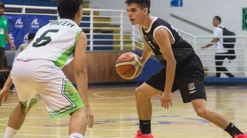 Colo Colo enfrentando a Truenos de Talca