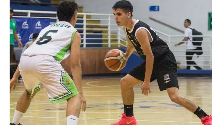 Colo Colo enfrentando a Truenos de Talca
