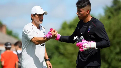 Mario Salas con Brayan Cortés en el amistoso ante Platense.