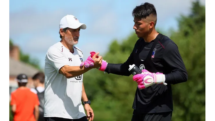 Mario Salas con Brayan Cortés en el amistoso ante Platense.