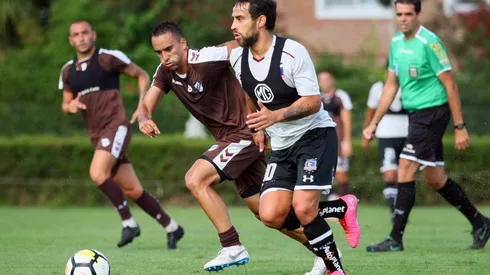 Jorge Valdivia elude rivales en el amistoso ante Platense.