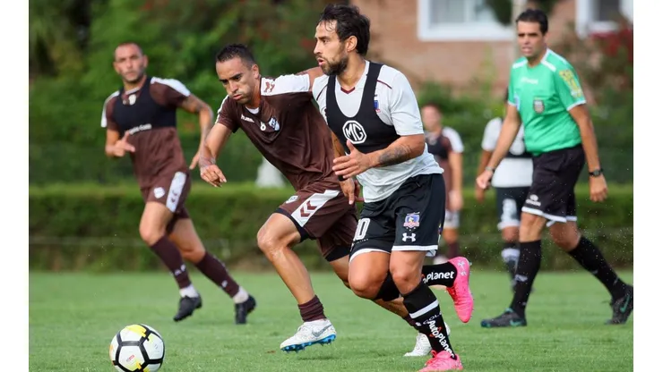 Jorge Valdivia elude rivales en el amistoso ante Platense.