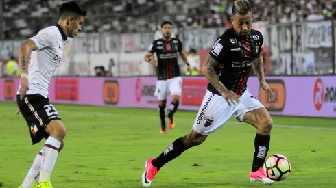 Valencia enfrentando a Colo Colo
