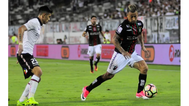 Valencia enfrentando a Colo Colo