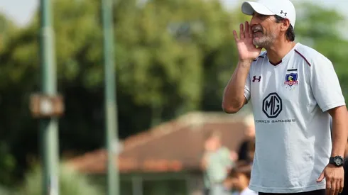 Mario Salas dirigiendo en el amistoso ante Platense.