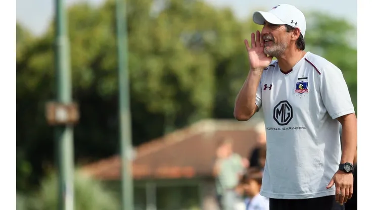 Mario Salas dirigiendo en el amistoso ante Platense.