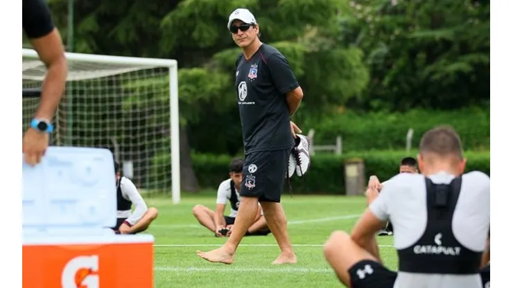 Mario Salas observa a sus jugadores en la pretemporada.