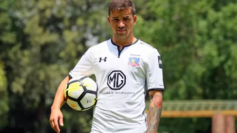 Gabi Costa posa con la camiseta de Colo Colo.