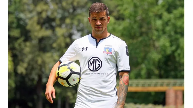 Gabi Costa posa con la camiseta de Colo Colo.