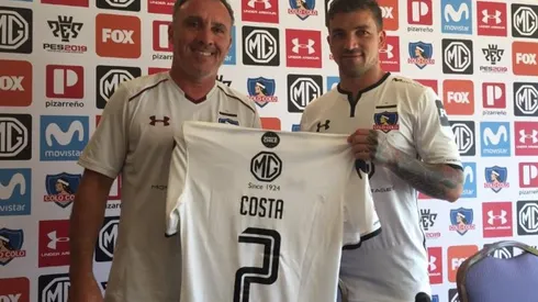 Costa posa junto a Espina y su nueva camiseta.