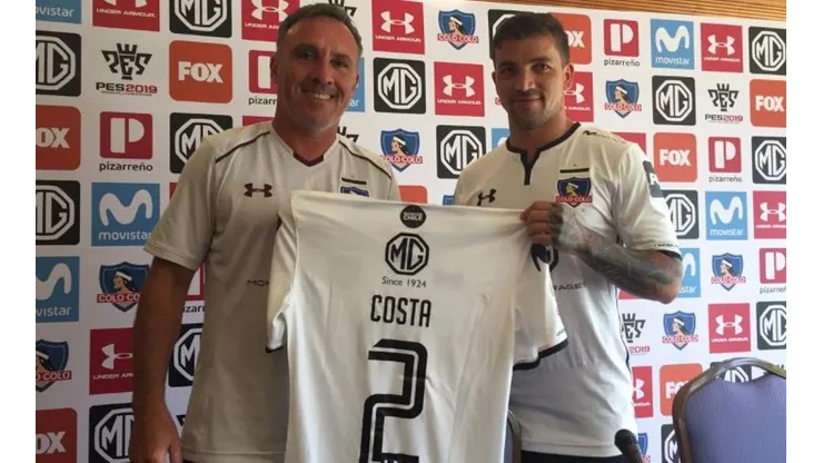 Costa posa junto a Espina y su nueva camiseta.