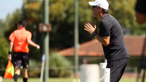 Mario Salas da instrucciones en el amistoso ante Real Pilar.
