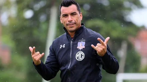 Esteban Paredes posa en Argentina bajo la lluvia.