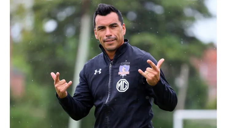 Esteban Paredes posa en Argentina bajo la lluvia.