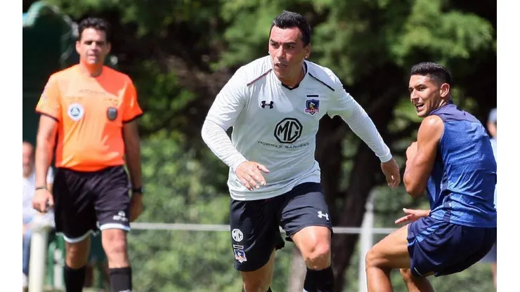 Esteban Paredes elude a un rival en el amistoso ante Real Pilar.