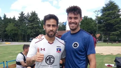 Jorge Valdivia fotografiándose con jugadores de Real Pilar