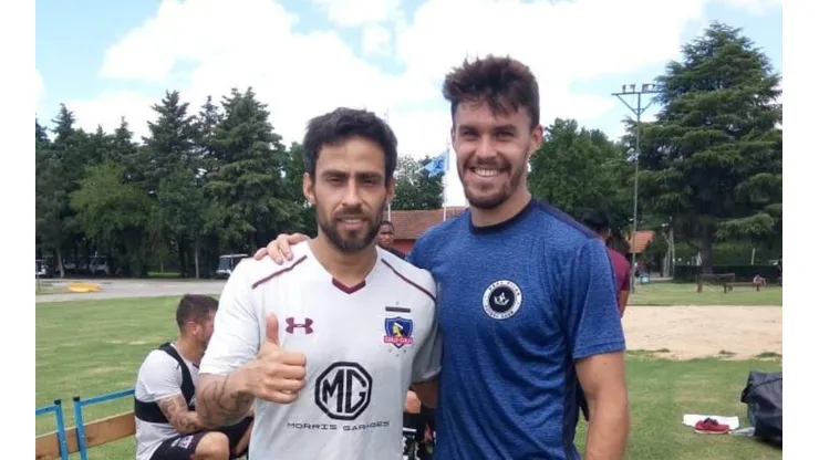 Jorge Valdivia fotografiándose con jugadores de Real Pilar