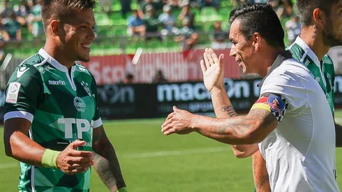 Santiago Wanderers vs Colo Colo - 11 Marzo 2017/ValparaisoJavier Parraguez saluda a esteban Paredes (d),durante el partido v�lido por la Sexta fecha del campeonato Scotiabank clausura 2016-2017 , donde se enfrentan Santiago Wanderers vs Colo Colo disputado en el estadio El�as Figueroa BranderFOTO:YVO SALINAS/AGENCIAUNO