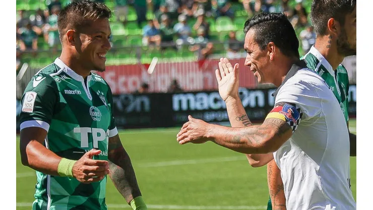 Santiago Wanderers vs Colo Colo - 11 Marzo 2017/ValparaisoJavier Parraguez saluda a esteban Paredes (d),durante el partido v�lido por la Sexta fecha del campeonato Scotiabank clausura 2016-2017 , donde se enfrentan Santiago Wanderers vs Colo Colo disputado en el estadio El�as Figueroa BranderFOTO:YVO SALINAS/AGENCIAUNO