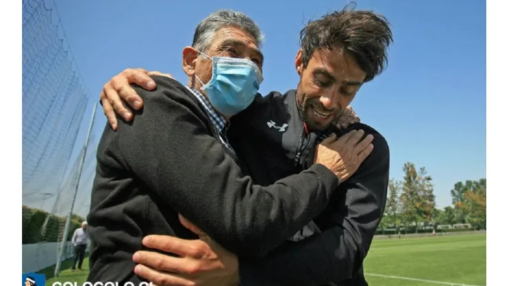 En el jardín de su casa: don Jorge Toro visitó el entrenamiento de Colo Colo y se emocionó con Valdivia