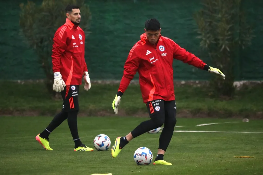 Con la posible ausencia de Bravo, Cortés peleará con Arias la titularidad en La Roja | Foto: Photosport