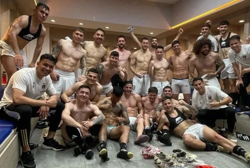La íntima celebración de Colo Colo en el camarín. (Foto: somoschile_ig)