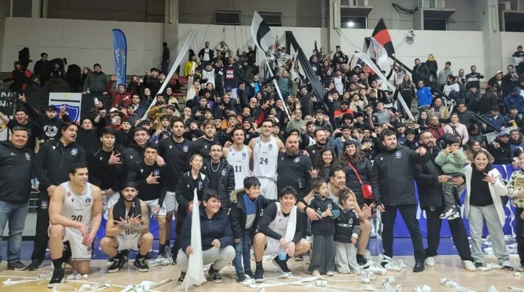 Hinchas llegaron en masa a apoyar a Colo Colo básquet.