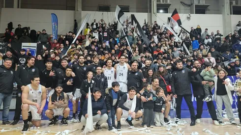 Hinchas llegaron en masa a apoyar a Colo Colo básquet.