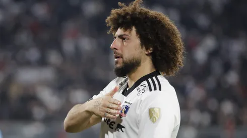 Periodista colombiano queda vuelto loco con la camiseta de Colo Colo.