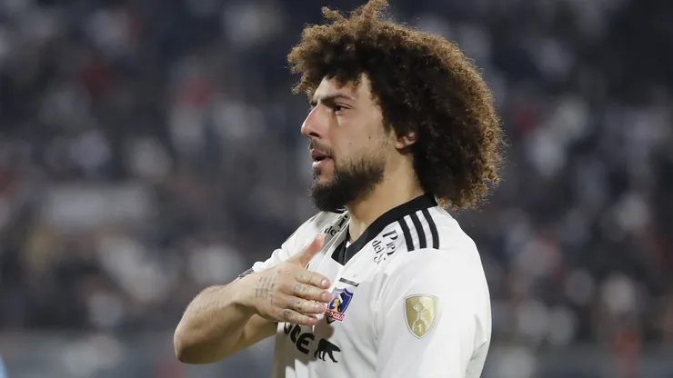 Periodista colombiano queda vuelto loco con la camiseta de Colo Colo.