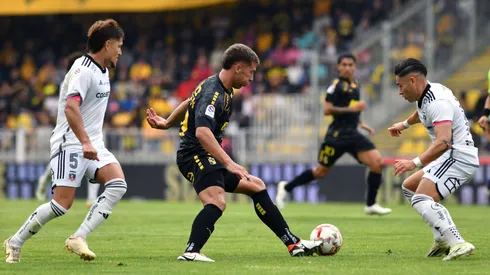 Nicolás Johansen y Óscar Opazo disputan la pelota en el empate entre Coquimbo Unido y Colo Colo por la fecha 5 del Campeonato Nacional 2024.
