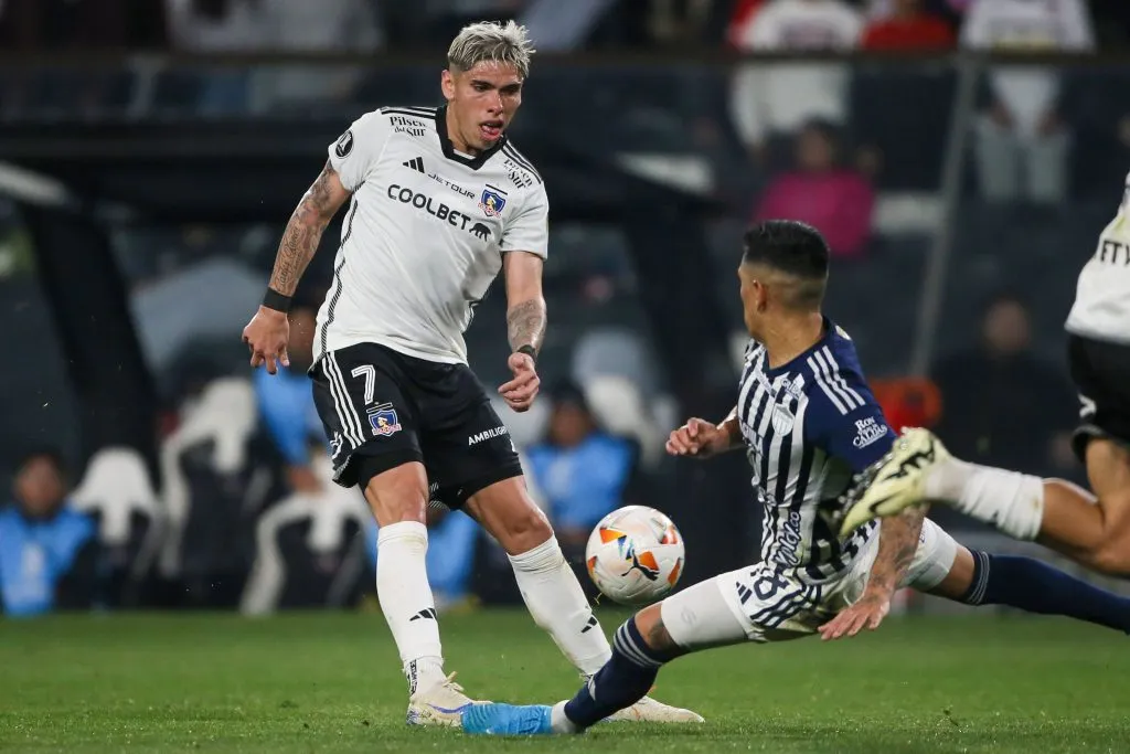 Palacios habilitó a Pizarro en el gol de Colo Colo sobre Junior | Foto: Photosport