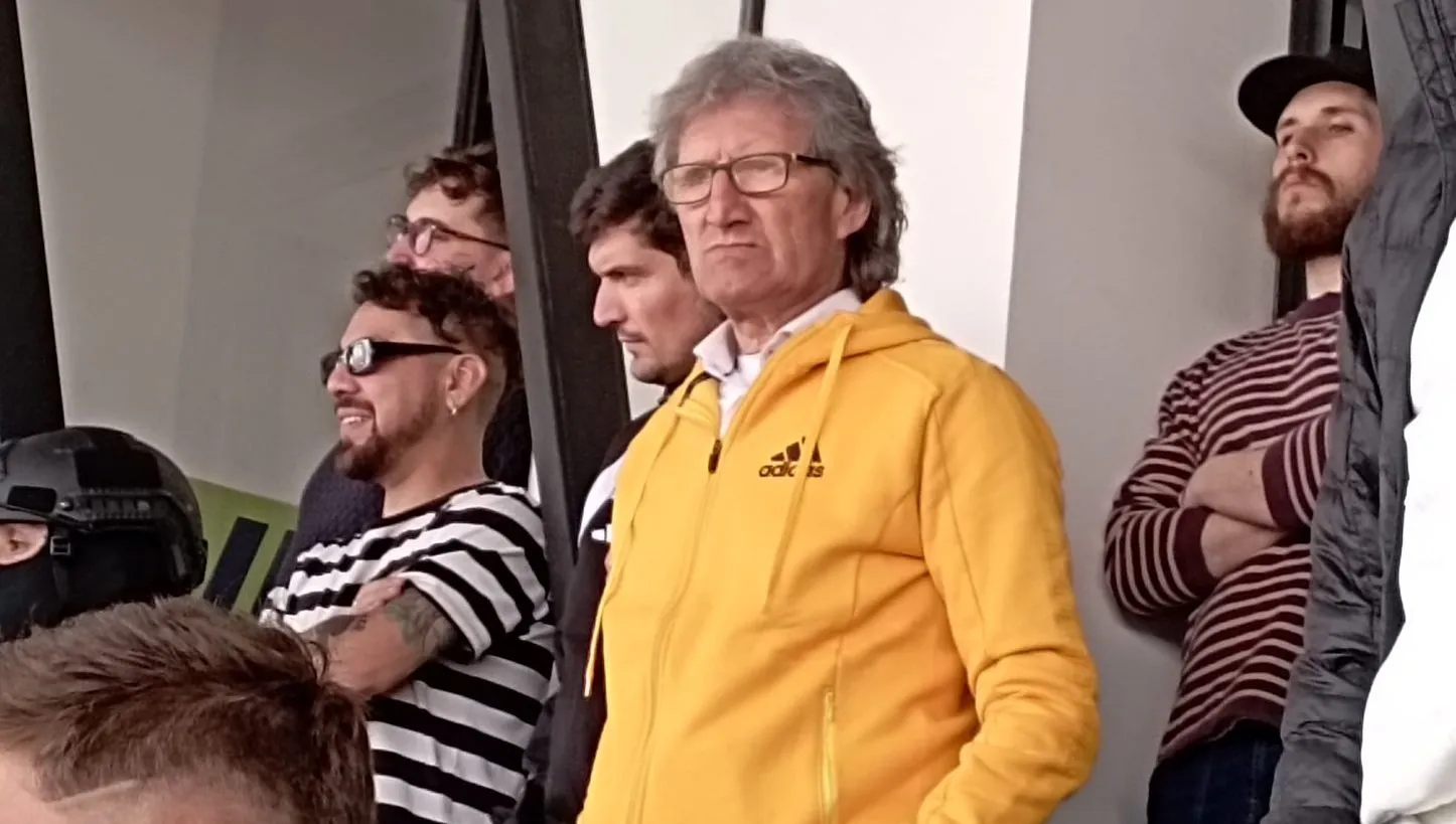 Daniel Morón repleto de amarillo