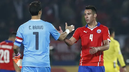 Claudio Bravo felicitó a Mauricio Isla por su arribo a Colo Colo.