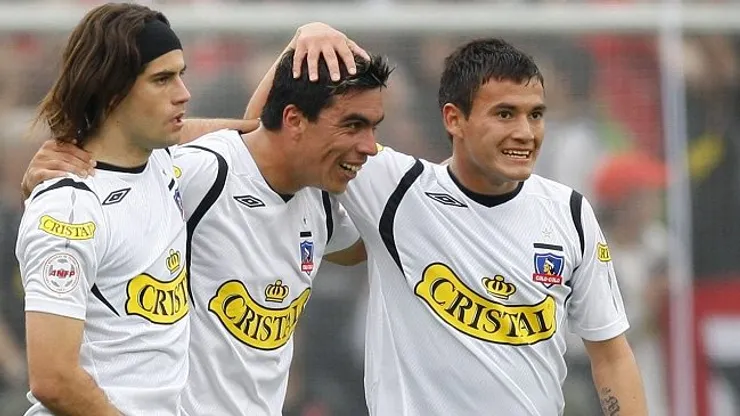 Charles Aránguiz jugando el Superclasico con la camiseta de Colo Colo