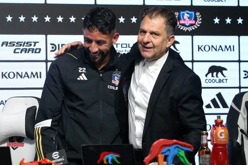 Mauricio Isla fue presentado con bombos y platillos en el Estadio Monumental. 