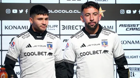 Cristián Riquelme siendo presentado en conjunto con Mauricio Isla