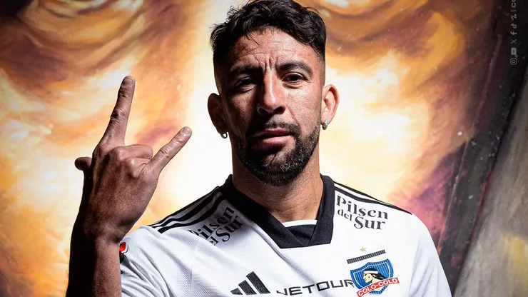 Mauricio Isla ya posó con la camiseta alba.
