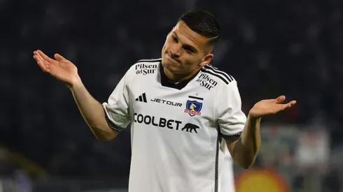 Esteban Pavez se saca el sombrero ante Lucas Cepeda en Colo Colo.