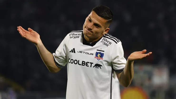 Esteban Pavez se saca el sombrero ante Lucas Cepeda en Colo Colo.