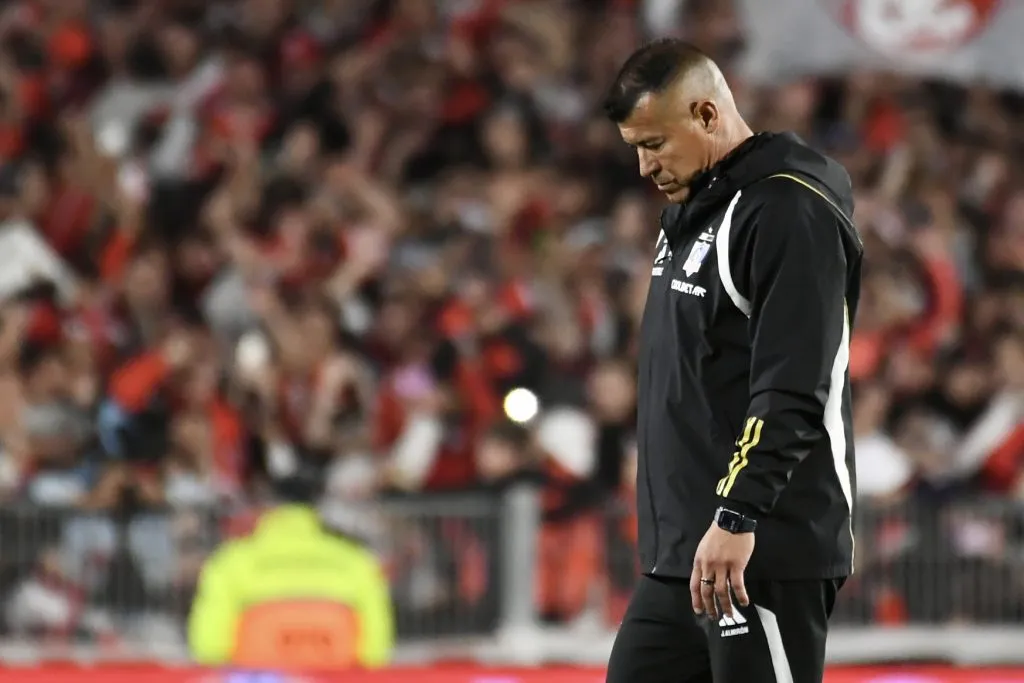 Jorge Almirón vivió un partido intenso en cancha de River