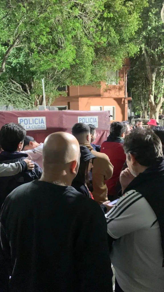 Los hinchas chilenos retenidos fuera del Más Monumental. (Foto: DaleAlbo)