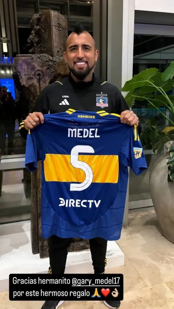 Vidal y la camiseta que le regaló Gary Medel