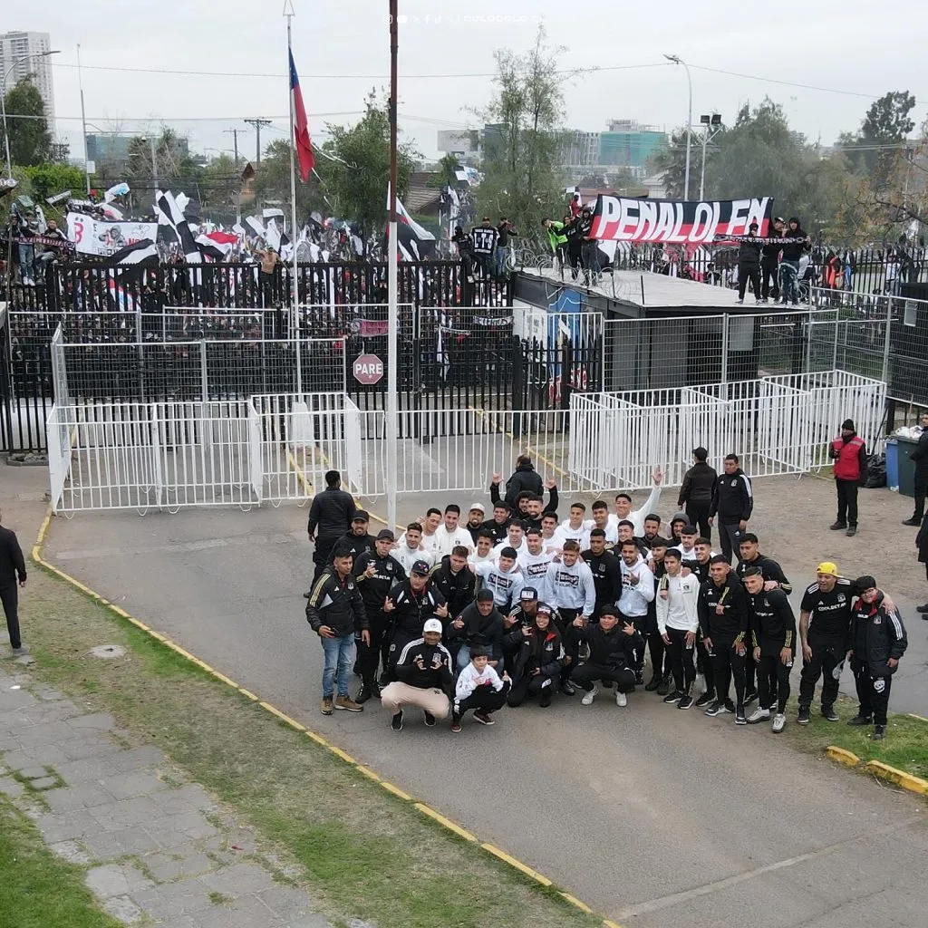 El plantel albo en el arengazo antes de salir del Monumental rumbo al Aeropuerto de Santiago | Foto: Colo Colo